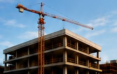 Immeuble en construction avec grue